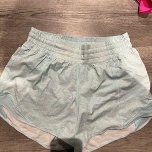 Lululemon hotty hot shorts heathered blue icing 
Size 4 High rise  Long 4 inch